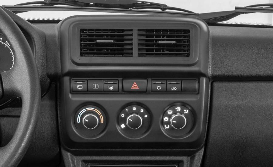 Детали интерьера Lada 4x4 (21214) 2020 года  (фото 7 из 12)
